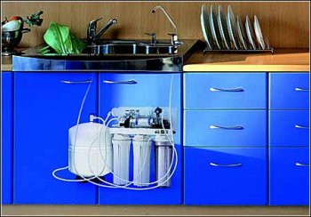 Fordított ozmózis elvén működő víztisztító beszerelve konyhai pultba